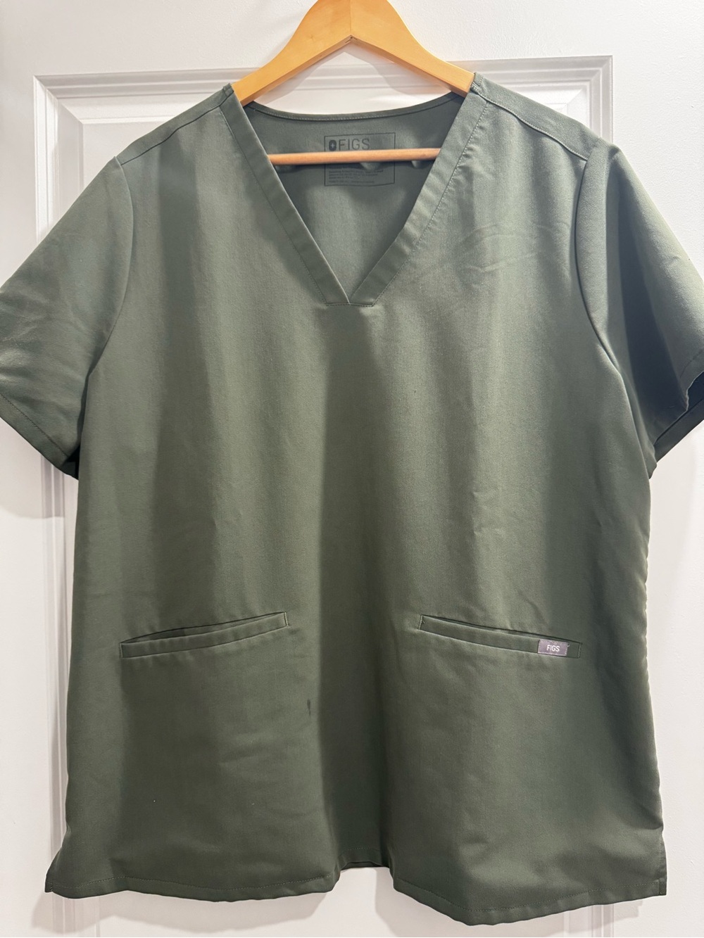 FIGS Women’s Casma V-Neck Scrub Top in Moss